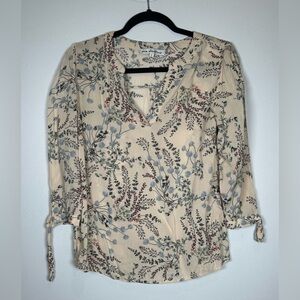 Ava Christine Cream Floral Peasant Top w 3/4 Length Sleeves/ VNeck. Size Small.
